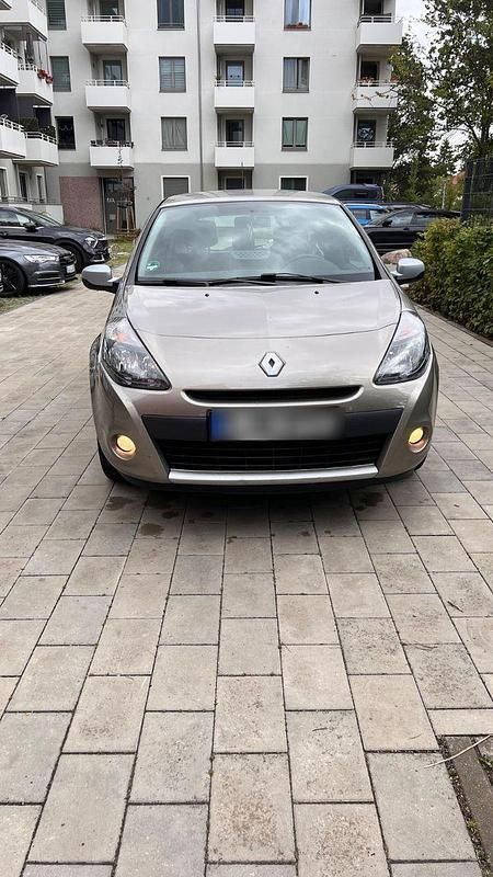 Beige Gebraucht 2011 Renault Clio II Expression Limousine | 4.300 € (Fairer Preis) - Bild 1/4