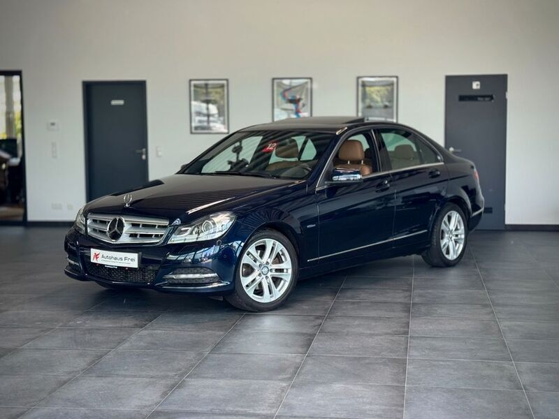 Blau Gebraucht 2011 Mercedes C250 Avantgarde Limousine | 20.980 € - Bild 1/4