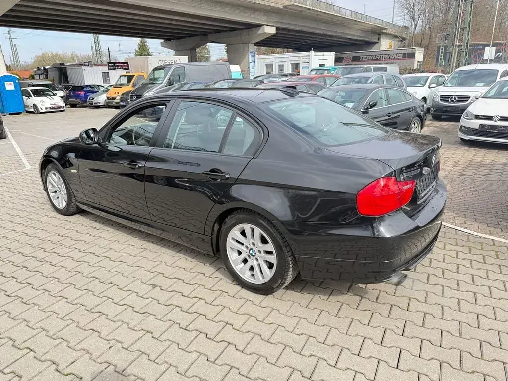 Gebraucht BMW 320 170 PS (125 kW) 2010 Schwarz Limousine