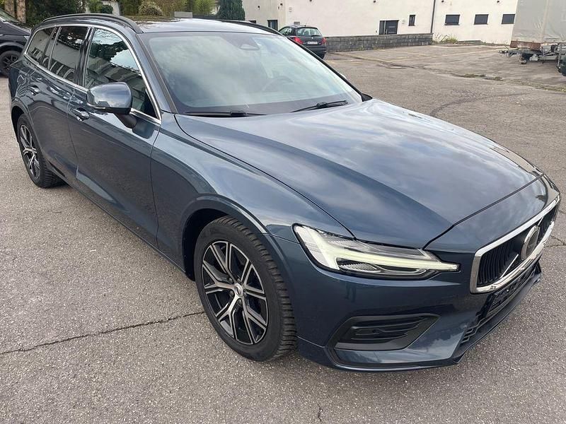 Gebraucht Volvo V60 Core 197 PS (144 kW) 2024 Blau Kombi