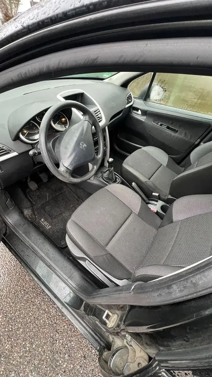 Gebraucht Peugeot 207 Forever 73 PS (53 kW) 2012 Schwarz Limousine