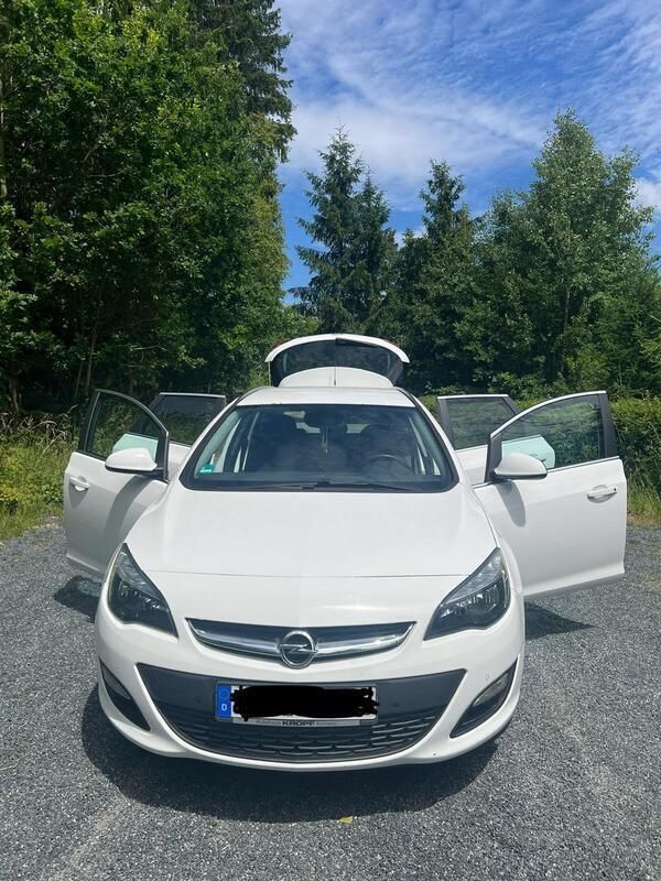Weiß Gebraucht 2014 Opel Astra Energy Kombi | 5.750 € - Bild 1/4