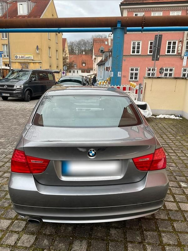 Gebraucht BMW 320 163 PS (119 kW) 2010 Grau Limousine
