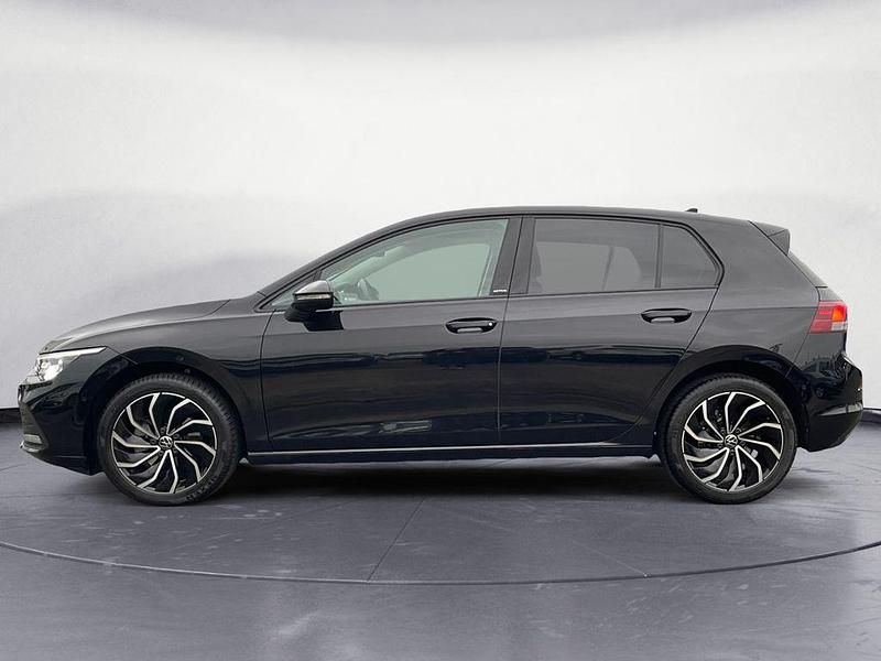 Gebraucht VW Golf VIII Active 131 PS (96 kW) 2023 Deep black perleffekt (metallic) Limousine