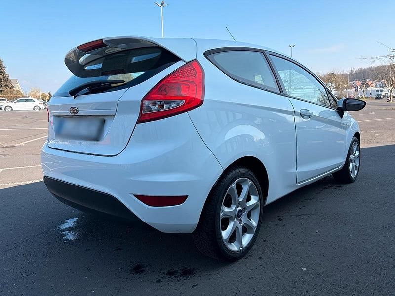 Gebraucht Ford Fiesta 82 PS (60 kW) 2009 Weiß Kleinwagen