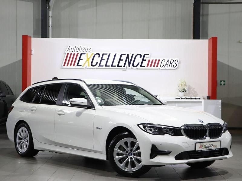 Alpinweiss iii Gebraucht 2022 BMW 330e Advantage Kombi | 27.777 € (Superpreis) - Bild 1/4