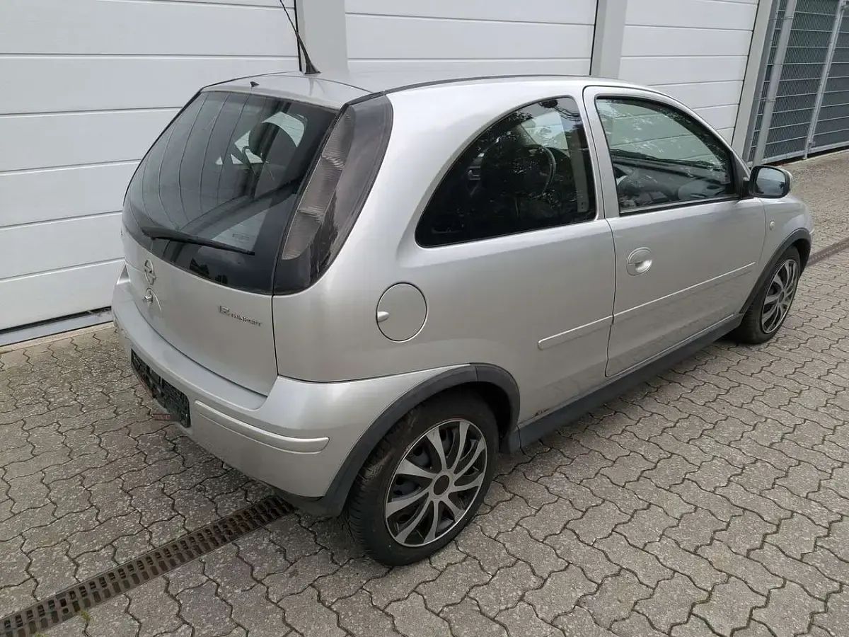 Gebraucht Opel Corsa Edition 80 PS (58 kW) 2005 Silber/grau Kleinwagen