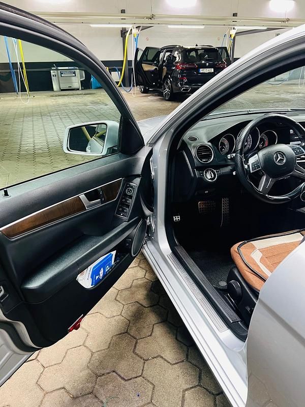 Gebraucht Mercedes C180 156 PS (114 kW) 2012 Silber Limousine