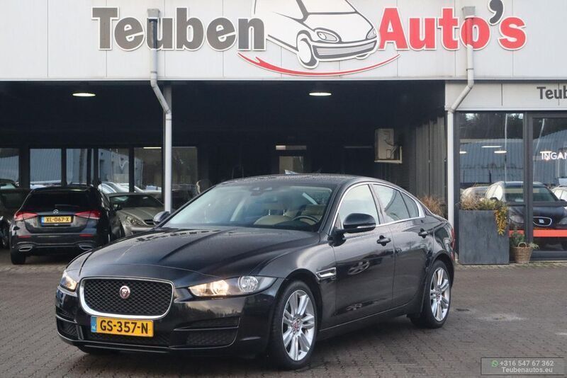 Schwarz Gebraucht 2015 Jaguar XE Portfolio Limousine | 8.895 € (Fairer Preis) - Bild 1/4