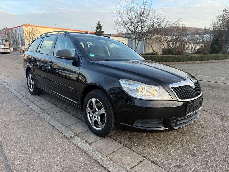 Schwarz Gebraucht 2010 Skoda Octavia Kombi | 2.950 € (Fairer Preis) - Bild 1/4