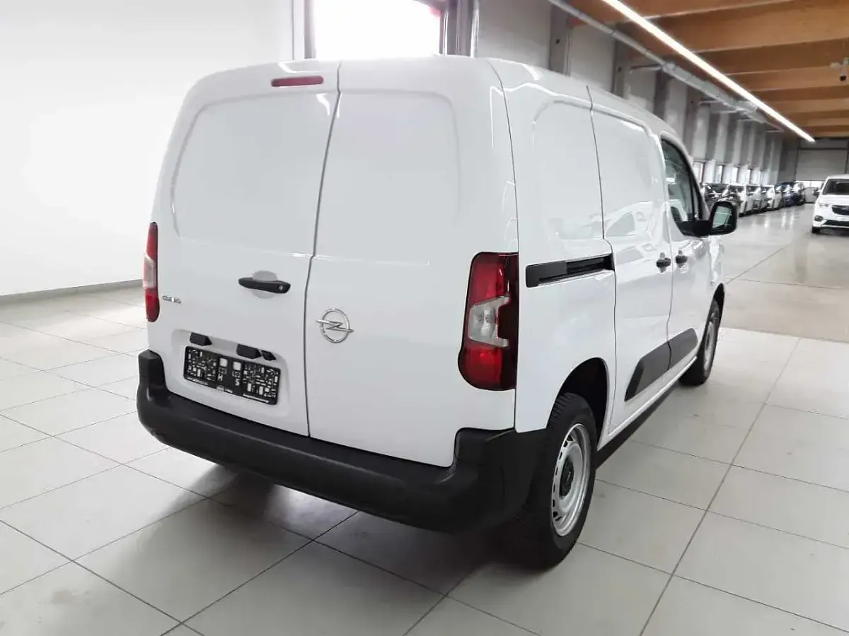 Używany Opel Combo 102 KM (75 kW) 2024 Biały Minivan