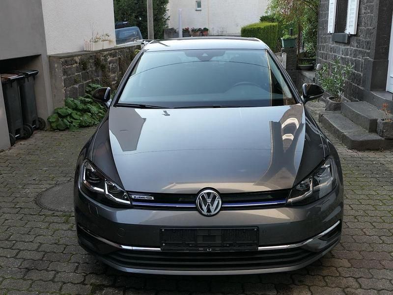 Grau Gebraucht 2019 VW Golf VII IQ Drive Limousine | 17.500 € (Fairer Preis) - Bild 1/4