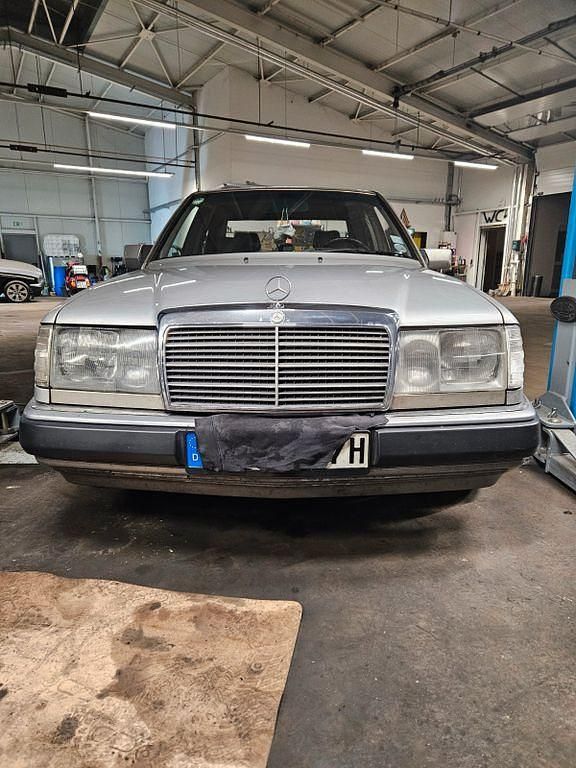 Silber Gebraucht 1991 Mercedes 300 Limousine | 13.000 € - Bild 1/4