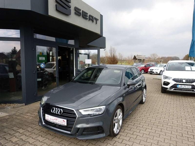 Nanograu metallic Gebraucht 2019 Audi A3 Sportback Sport Kleinwagen | 15.950 € (Fairer Preis) - Bild 1/4