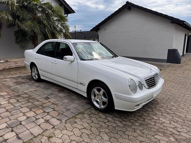 Gebraucht Mercedes E220 Classic 143 PS (105 kW) 2000 Weiß Limousine