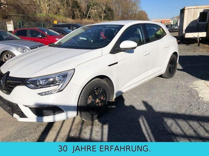 Weiß Gebraucht 2018 Renault Mégane IV Life Limousine | 9.800 € (Guter Preis) - Bild 1/4