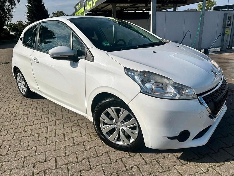 Weiß Gebraucht 2012 Peugeot 208 Kleinwagen | 2.990 € (Etwas zu teuer) - Bild 1/4