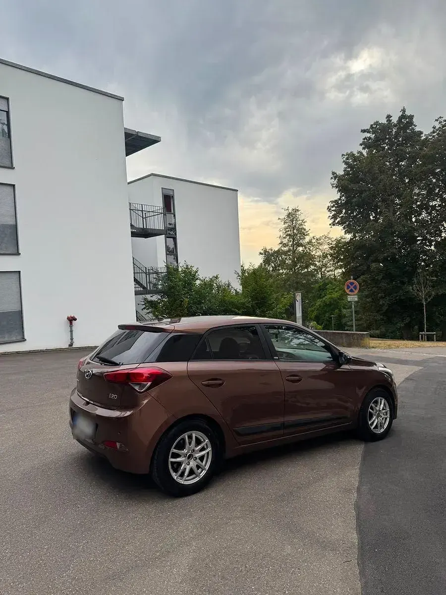 Gebraucht Hyundai i20 Style 101 PS (74 kW) 2015 Braun Kleinwagen