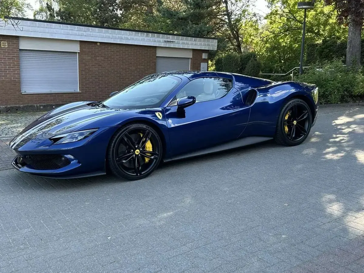 Gebraucht Ferrari 296 829 PS (609 kW) 2025 Blau Cabrio