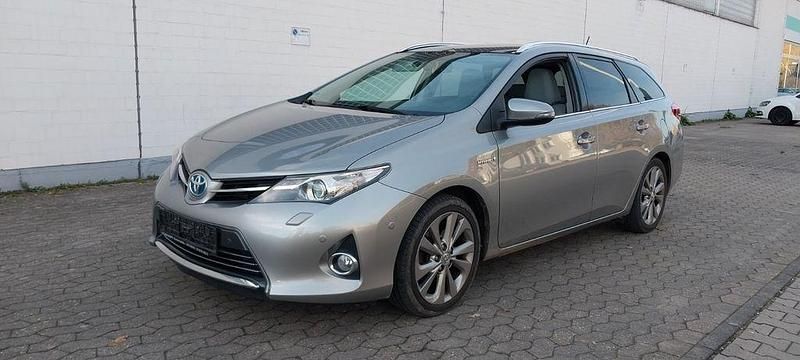 Silber Gebraucht 2013 Toyota Auris Touring Sports Kombi | 7.799 € (Fairer Preis) - Bild 1/4