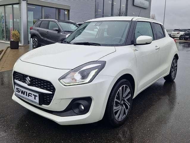 Pure white pearl Gebraucht 2023 Suzuki Swift Comfort+ Limousine | 16.250 € (Fairer Preis) - Bild 1/4