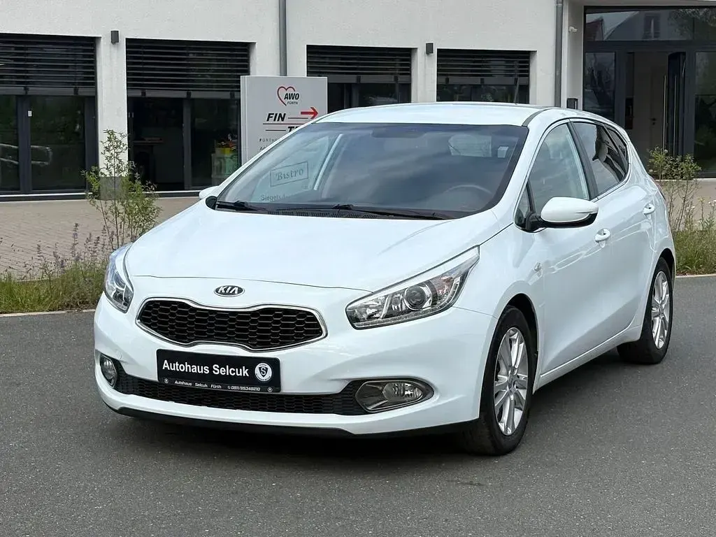 Gebraucht Kia Ceed DREAM-TEAM Edition 128 PS (94 kW) 2015 Weiß Kleinwagen