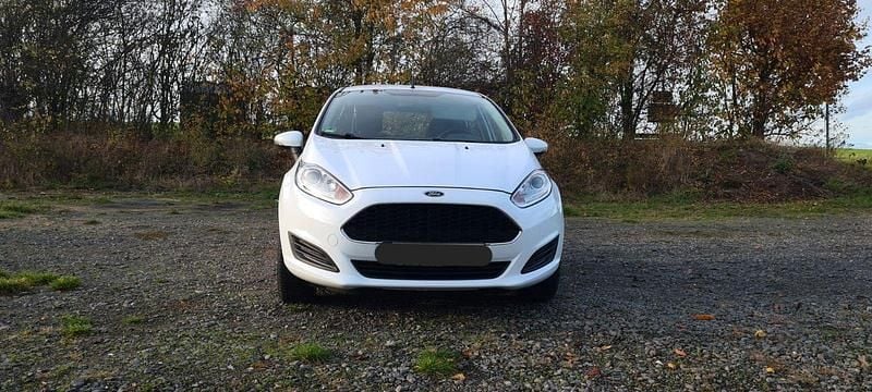 Weiß Gebraucht 2017 Ford Fiesta Trend Kleinwagen | 8.000 € (Etwas zu teuer) - Bild 1/4