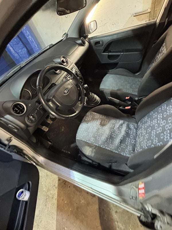 Gebraucht Ford Fiesta 85 PS (62 kW) 2005 Silber Kleinwagen