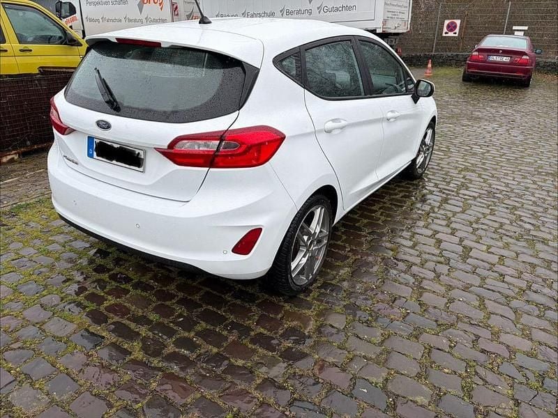 Gebraucht Ford Fiesta Cool & Connect 71 PS (52 kW) 2018 Weiß Kleinwagen