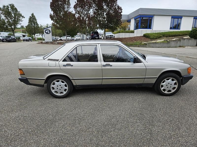 Gebraucht Mercedes 190 90 PS (66 kW) 1987 Gold Limousine