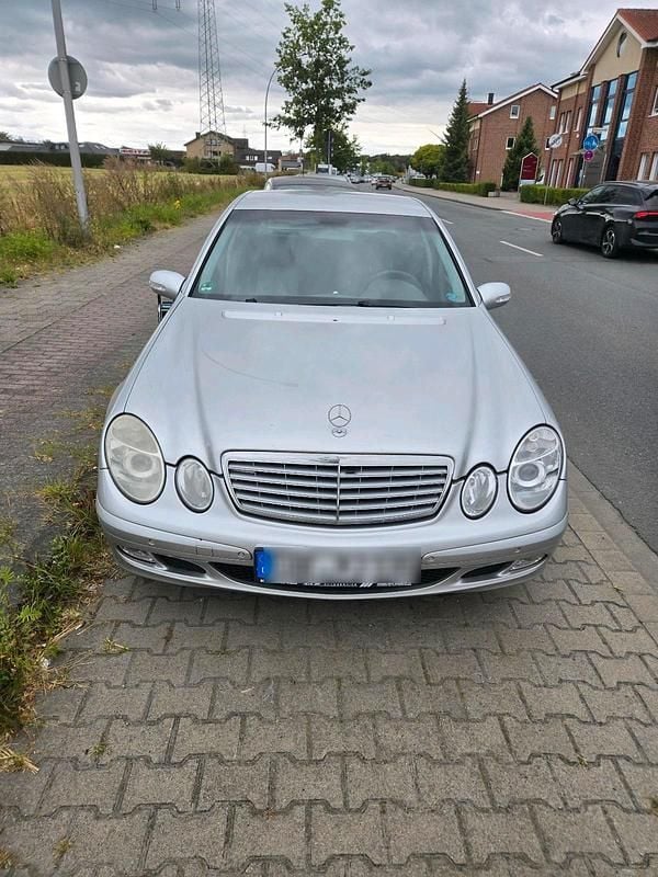 Silber Gebraucht 2003 Mercedes E200 Limousine | 2.500 € (Guter Preis) - Bild 1/4