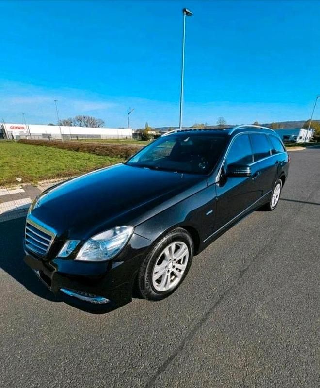 Schwarz Gebraucht 2012 Mercedes E250 Kombi | 12.299 € (Etwas zu teuer) - Bild 1/4