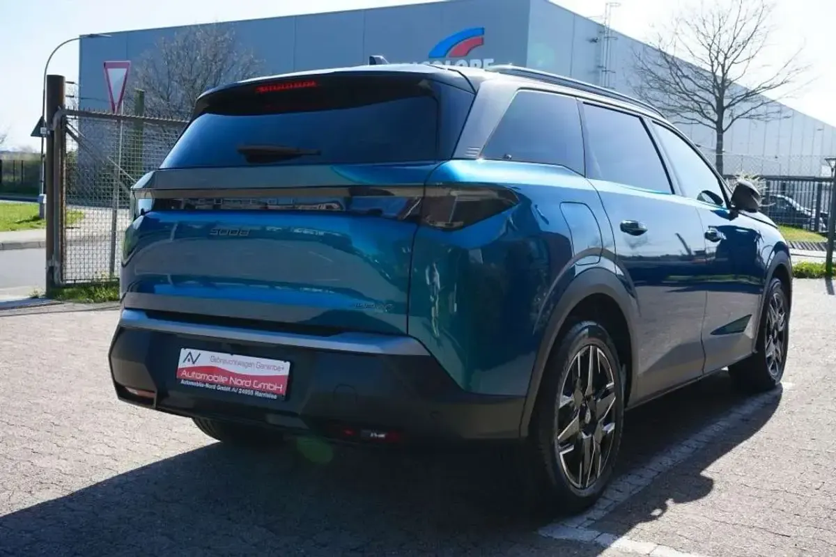 Neu Peugeot 5008 GT 145 PS (106 kW) 2025 Blau SUV