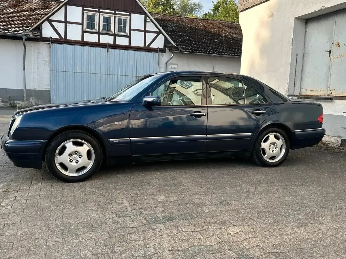 Gebraucht Mercedes E200 136 PS (100 kW) 1998 Blau Limousine