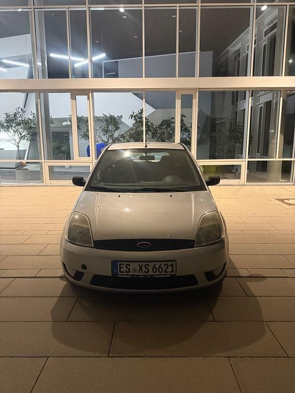 Silber Gebraucht 2004 Ford Fiesta Kleinwagen | 600 € (Superpreis) - Bild 1/4