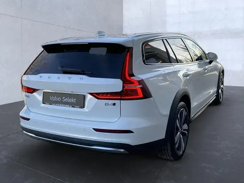 Gebraucht Volvo V60 CC Plus 197 PS (144 kW) 2024 Weiß Kombi
