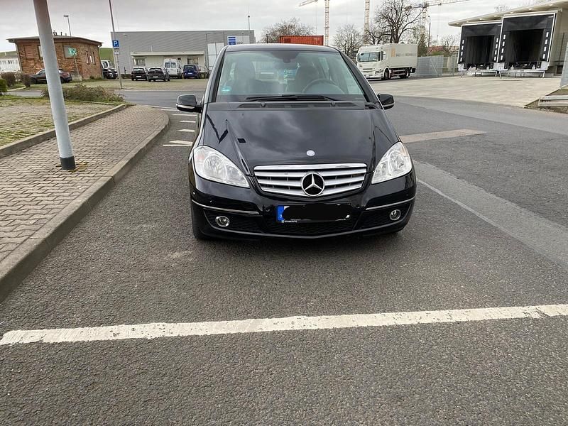 Gebraucht Mercedes A180 109 PS (80 kW) 2011 Schwarz Kleinwagen