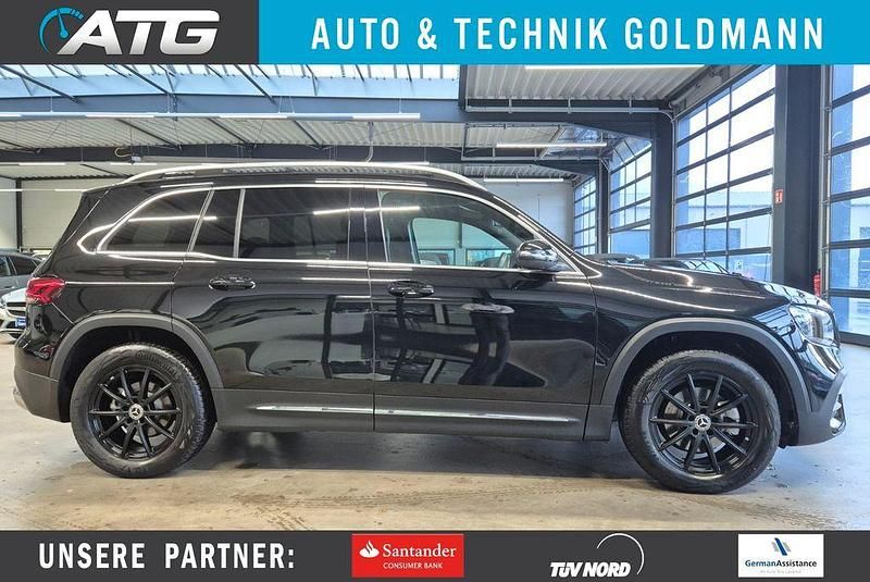 Kosmosschwarz Gebraucht 2024 Mercedes GLB200 AMG line SUV | 41.590 € (Fairer Preis) - Bild 1/4
