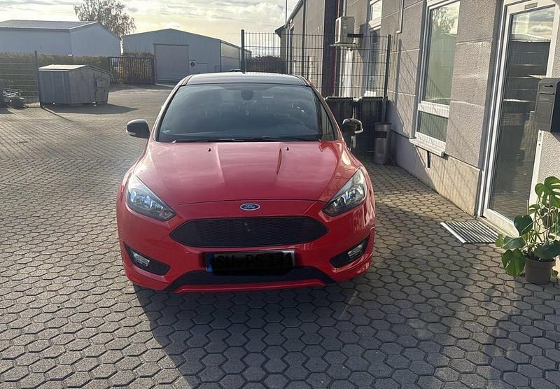 Rot Gebraucht 2017 Ford Focus ST-Line Limousine | 11.900 € (Etwas zu teuer) - Bild 1/4