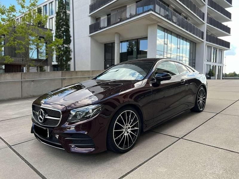 Schwarz Gebraucht 2018 Mercedes E220 AMG line Coupé | 29.500 € (Superpreis) - Bild 1/4