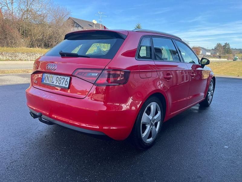 Gebraucht Audi A3 Ambiente 122 PS (89 kW) 2013 Rot Limousine