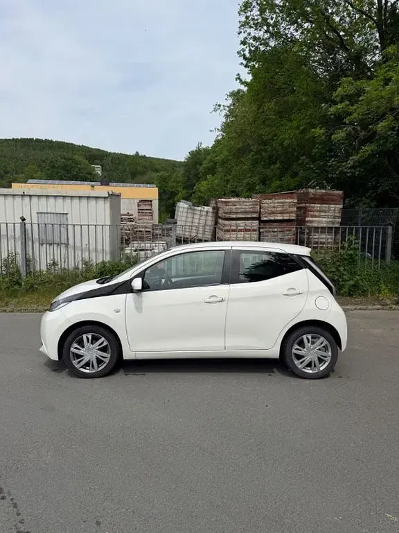 Używany Toyota Aygo 69 KM (50 kW) 2016 Biały Hatchback