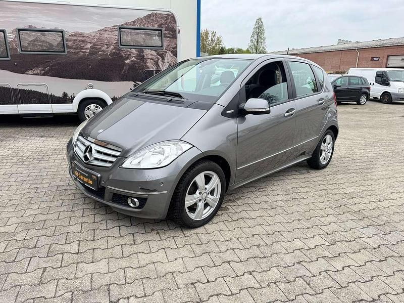 Gebraucht Mercedes A180 116 PS (85 kW) 2011 Mountaingrau  met. Limousine