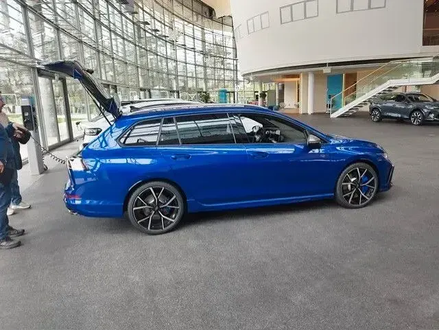Gebraucht VW Golf VIII R 333 PS (244 kW) 2025 Blau Kombi
