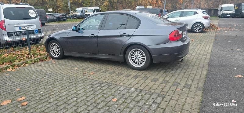 Grau Gebraucht 2009 BMW 318 Limousine | 3.500 € (Guter Preis) - Bild 1/4