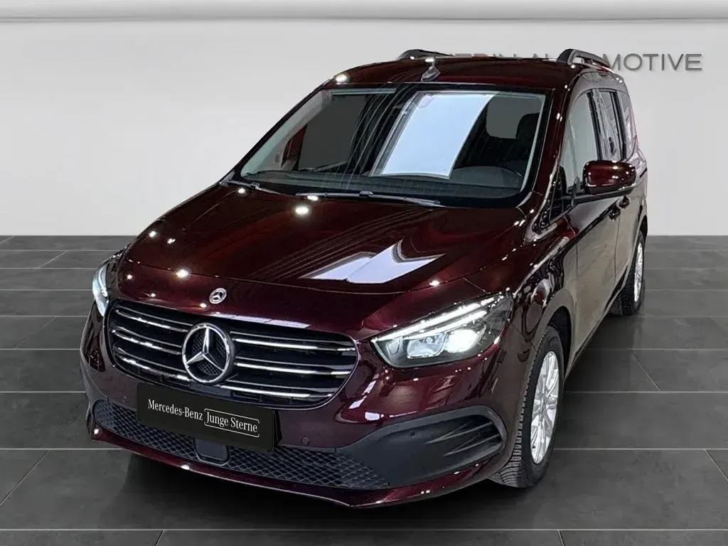 Gebraucht Mercedes T180 Advantage 131 PS (96 kW) 2024 Rot Van / Kleinbus