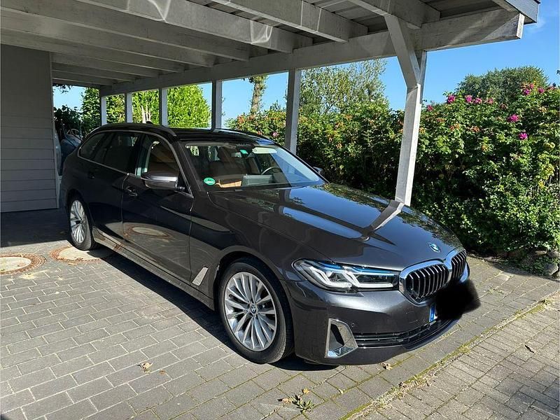 Grau Gebraucht 2022 BMW 530 Kombi | 42.800 € (Fairer Preis) - Bild 1/4
