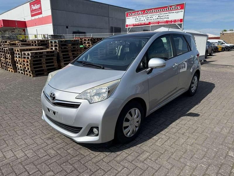 Silber Gebraucht 2014 Toyota Verso-S Comfort Van / Kleinbus | 3.999 € (Guter Preis) - Bild 1/4