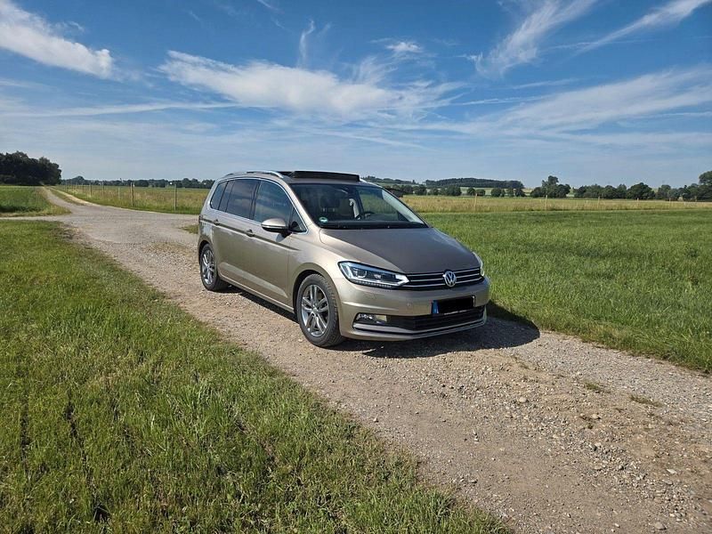 Gebraucht VW Touran Highline 190 PS (139 kW) 2017 Gold Van / Kleinbus