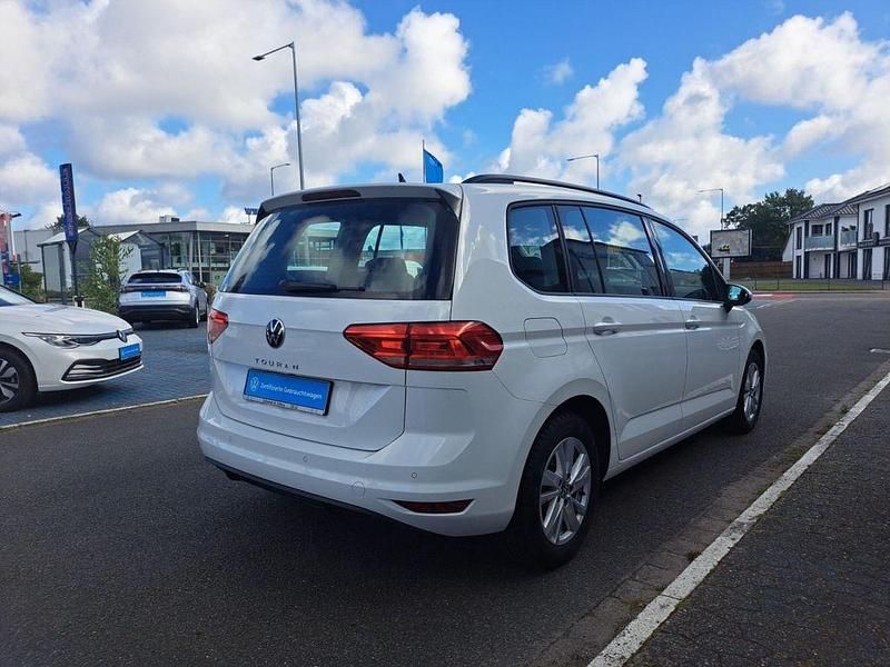 Gebraucht VW Touran Comfortline 150 PS (110 kW) 2022 Weiß Van / Kleinbus